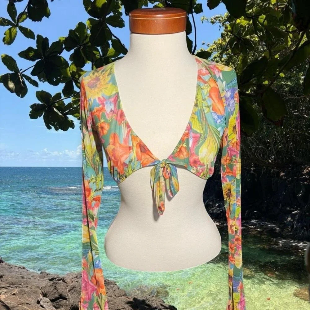 The VVS‎ multicolored floral long sleeve top with tie front Size Small